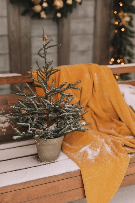 Skab julestemning med et mini juletræ